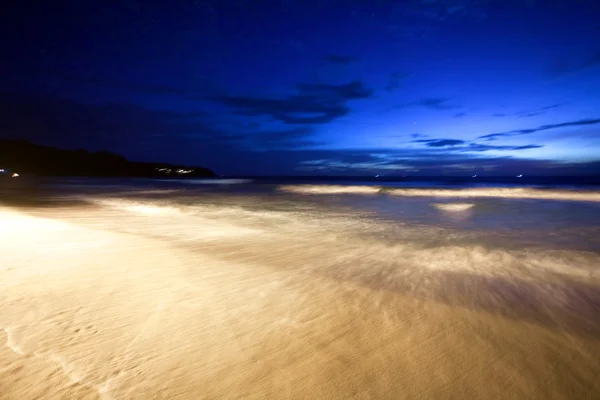 在海滩上的热带夜. — 图库照片