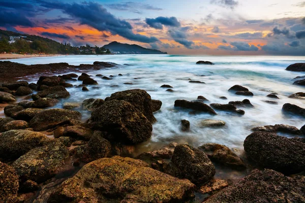 Tropisk strand vid solnedgången. — Stockfoto
