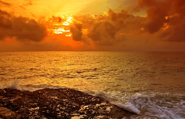 Tropisch strand bij zonsondergang. — Stockfoto