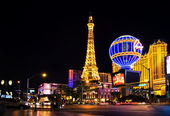 Nachtsicht vom Streifen auf den Nachbau des Eiffelturms in Paris