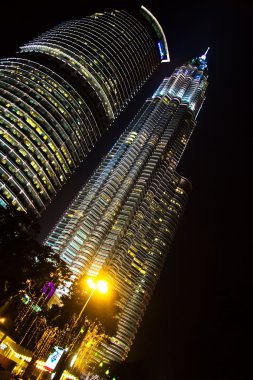 güzel bir gece aydınlatma petronas ikiz kuleleri