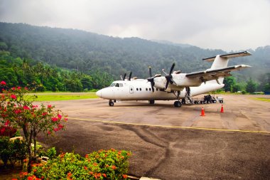 tioman Island Havaalanı'nda uçak. Malezya