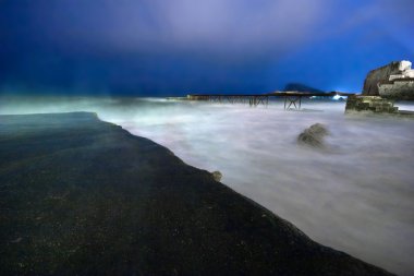 deniz ile gece manzarası