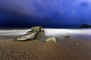 deniz ile gece manzarası