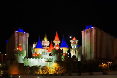 Excalibur Hotel ve Casino geceleri alınmış bu resim gösterilir