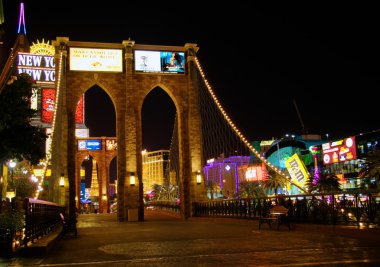 brooklyn Köprüsü'nün kopyası new york otel dışında yer almaktadır.