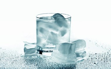 bir içki ve buz ile cam
