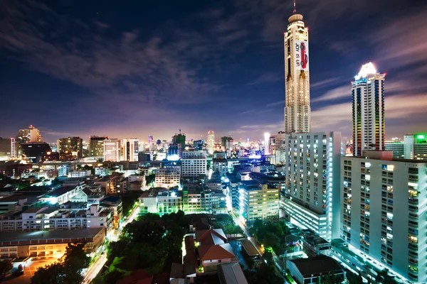 Una vista de la ciudad nocturna y el hotel Bayok Sky de Bangkok — Foto de Stock