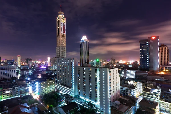 Погляд на нічного міста і Bayok небо готель в Бангкоку — стокове фото