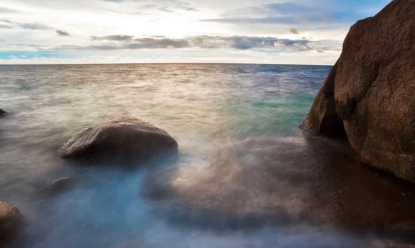 Playa tropical bajo un cielo sombrío — Foto de Stock