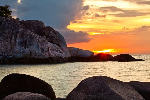 Pôr do sol colorido tropical . — Fotografia de Stock