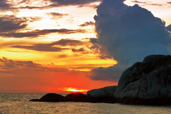 Tropikalne morze kolorowy zachód słońca. — Zdjęcie stockowe