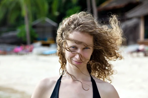 Femme à la plage tropicale — Photo