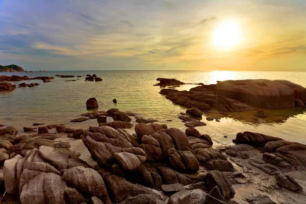 Pôr do sol colorido tropical . — Fotografia de Stock