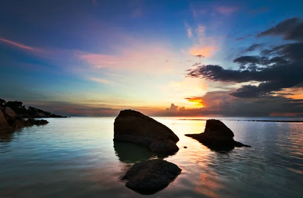 Tropikalny kolorowy zachód słońca. — Zdjęcie stockowe