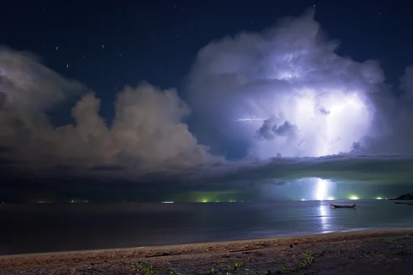 Un fulmine sopra il mare. Tailandia — Foto Stock