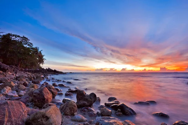 Tropische kleurrijke sunset. — Stockfoto