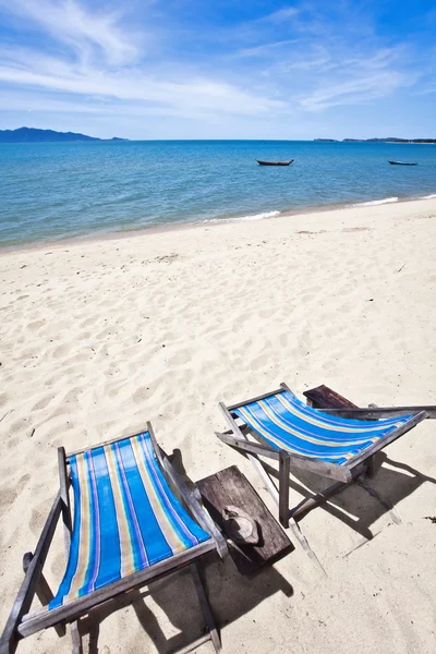 Duas cadeiras de praia de sol — Fotografia de Stock