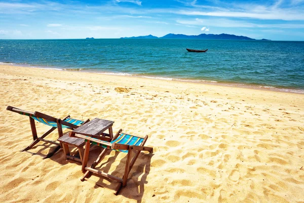 Sun beach židle na břehu moře — Stock fotografie