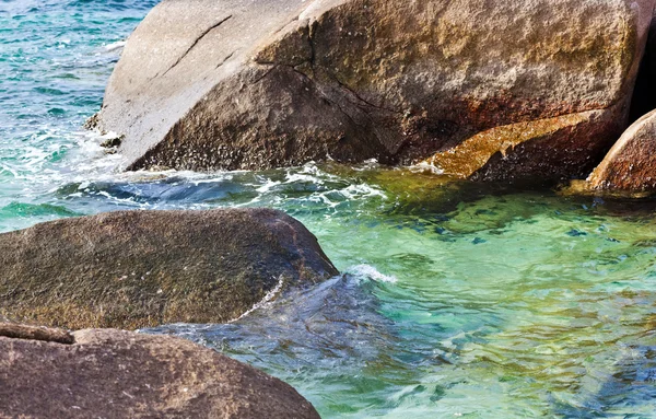 Rocce in acqua di mare — Foto Stock