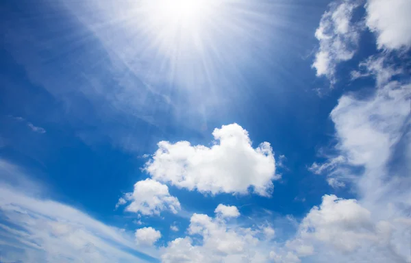 Cielo azul con nubes y sol —  Fotos de Stock