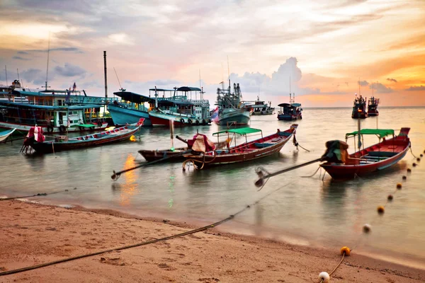 Barche nel mare tropicale. Tailandia — Foto Stock