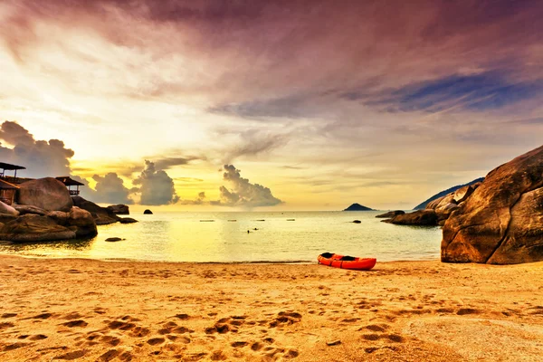 Trópusi strand naplementekor. — Stock Fotó