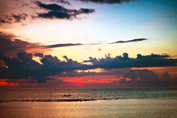 Tropikal renkli günbatımı. — Stok fotoğraf
