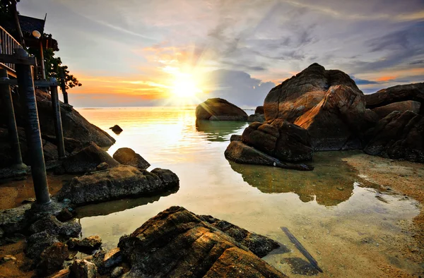 Tropische kleurrijke zonsondergang op hij strand. — Stockfoto