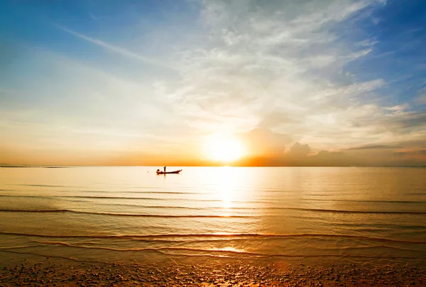 Atardecer tropical colorido . — Foto de Stock