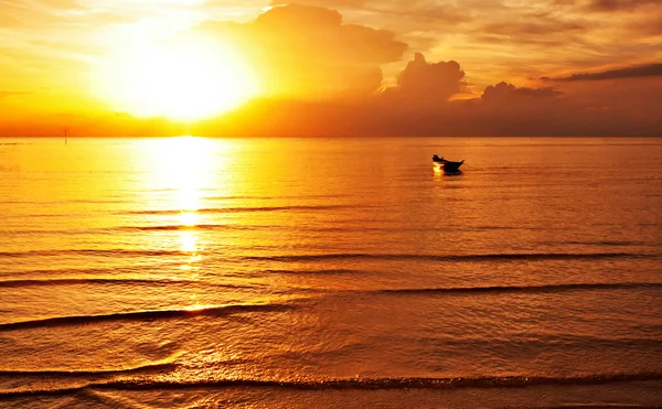 Tropische kleurrijke sunset. — Stockfoto