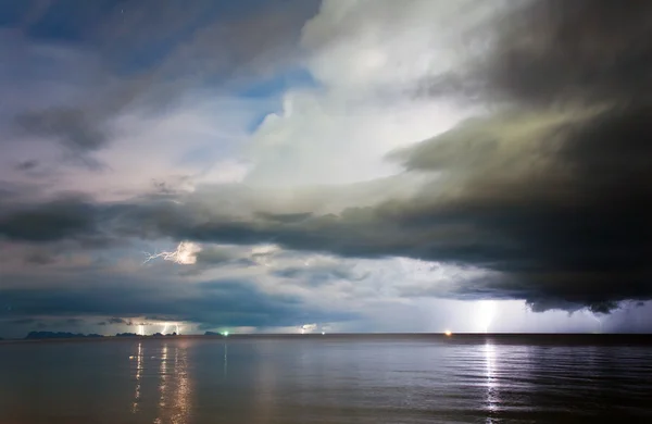 Blitz über dem Meer. Thailand — Stockfoto
