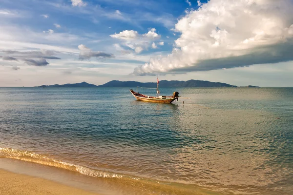 Barche nel mare tropicale. Tailandia — Foto Stock