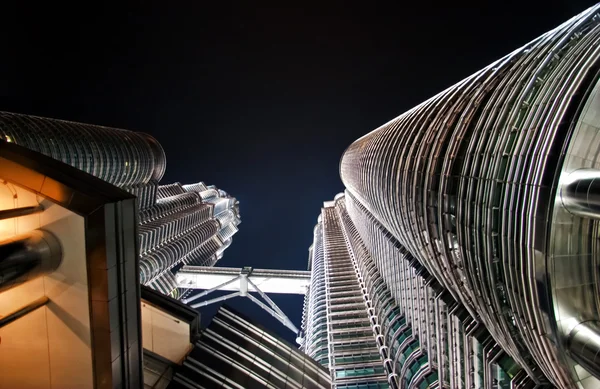 Beautiful night lighting of Petronas Twin Towers — Stock Photo, Image