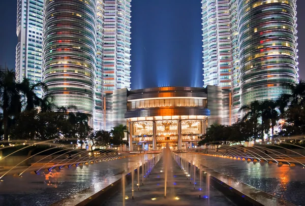 Krásná noční osvětlení petronas twin towers — Stock fotografie