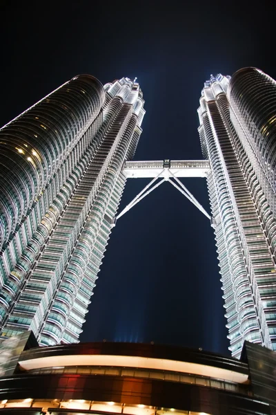 Bela iluminação noturna de Petronas Twin Towers — Fotografia de Stock