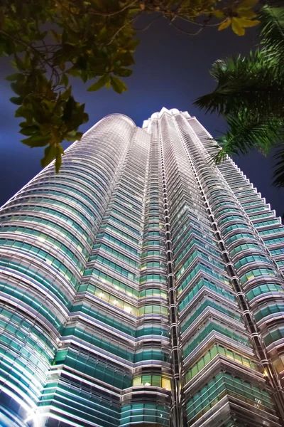 Hermosa iluminación nocturna de Petronas Twin Towers — Foto de Stock