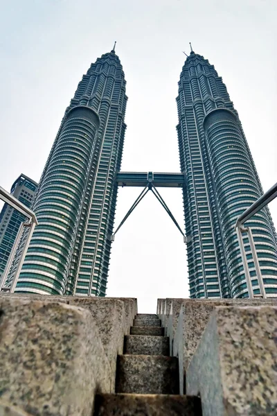 Hermosa vista sobre el cielo azul de Petronas Twin Towers —  Fotos de Stock