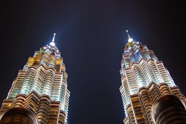 Güzel bir gece aydınlatma petronas ikiz kuleleri — Stok fotoğraf