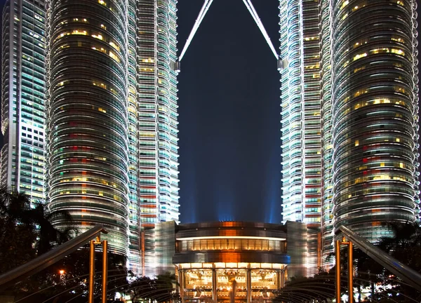 Bella illuminazione notturna di Petronas Twin Towers — Foto Stock