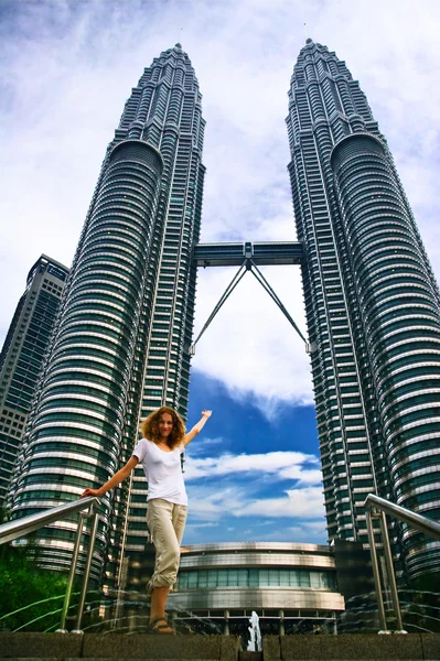 Chica en las torres Petronas —  Fotos de Stock