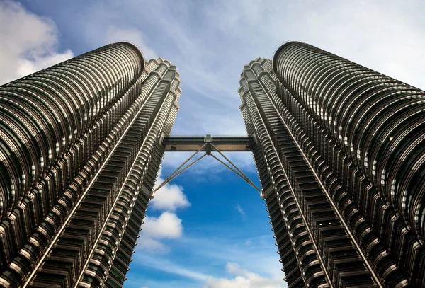 Bela vista no céu azul das Torres Gêmeas Petronas — Fotografia de Stock