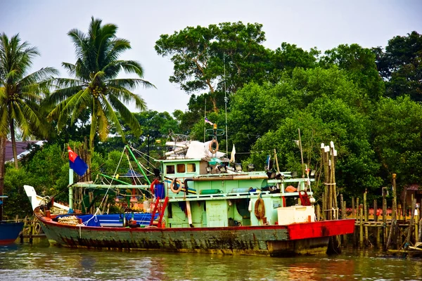 The colourful ship in the sea near the beach. — Stock Photo, Image