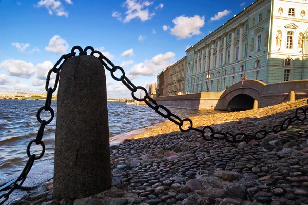 Vue avec chaîne sur la rivière Neva. Saint-Pétersbourg — Photo