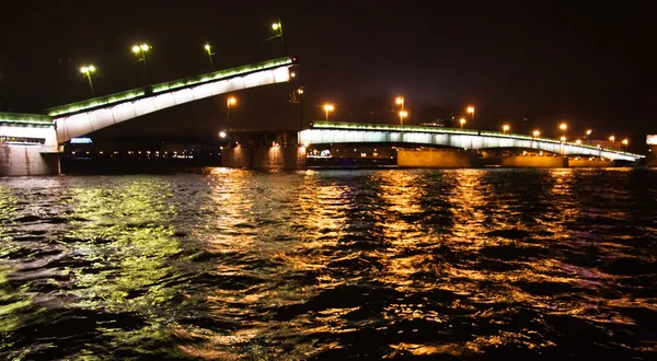 Nachtansicht der erhöhten Liteiniy-Brücke in st.petersburg, — Stockfoto