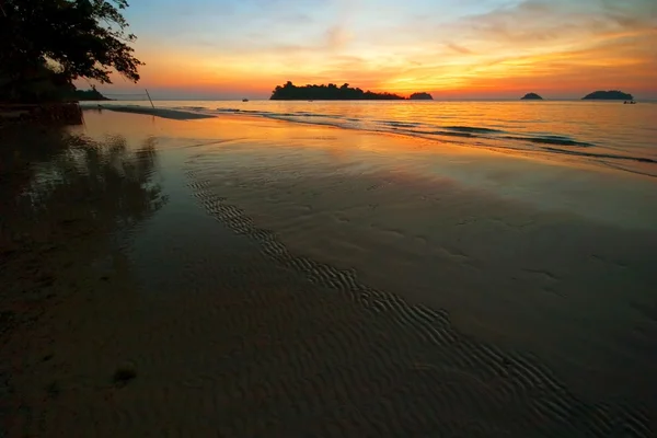 Kolorowy zachód słońca na plaży — Zdjęcie stockowe