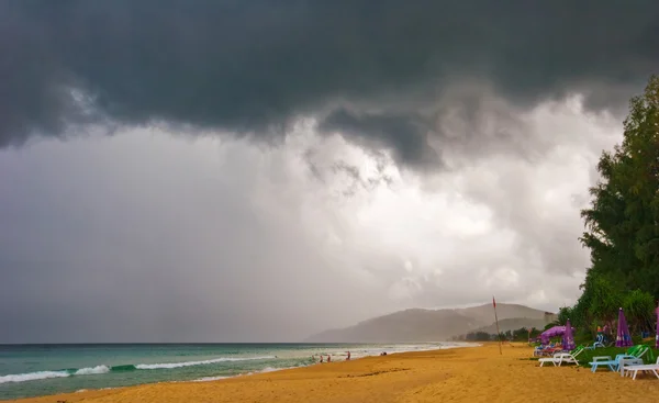 stock image Beautiful tropical beach under gloomy sky.