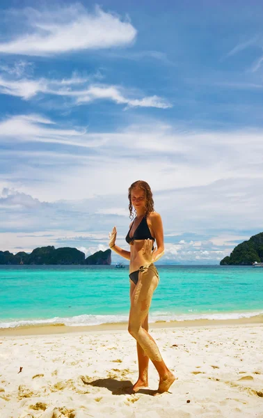 Mulher na praia tropical — Fotografia de Stock
