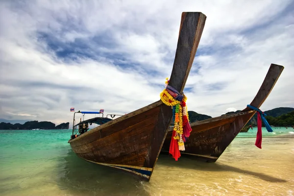 Boot im tropischen Meer. — Stockfoto