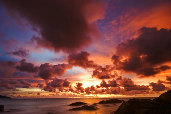 Tropisch farbenfroher Sonnenuntergang. — Stockfoto